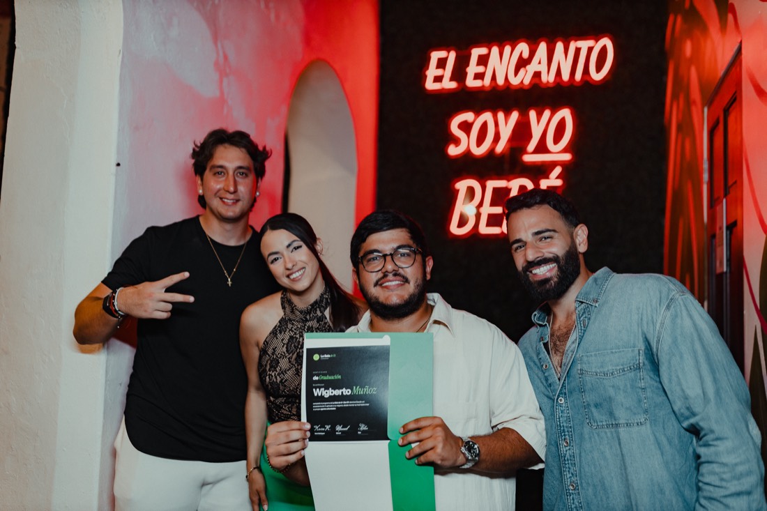 Graduado de la Gen 01 con su certificado